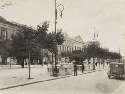 In una foto d'epoca l'esterno dell'albergo diurno di corso Vittorio Emanuele, una struttura realizzata nel 1928 per venire incontro alle esigenze dei tanti baresi che all�epoca non avevano un bagno in casa (dal libro di V. Melchiorre "Bari nel tempo")